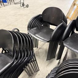  - partij VDS (van der  Sluis) stapelstoelen met stevig stalen frame met houten zit en rug met div gebruikssporen (117)