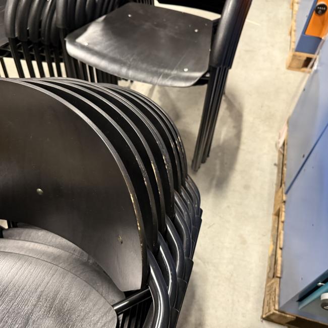  - partij VDS (van der  Sluis) stapelstoelen met stevig stalen frame met houten zit en rug met div gebruikssporen (118)
