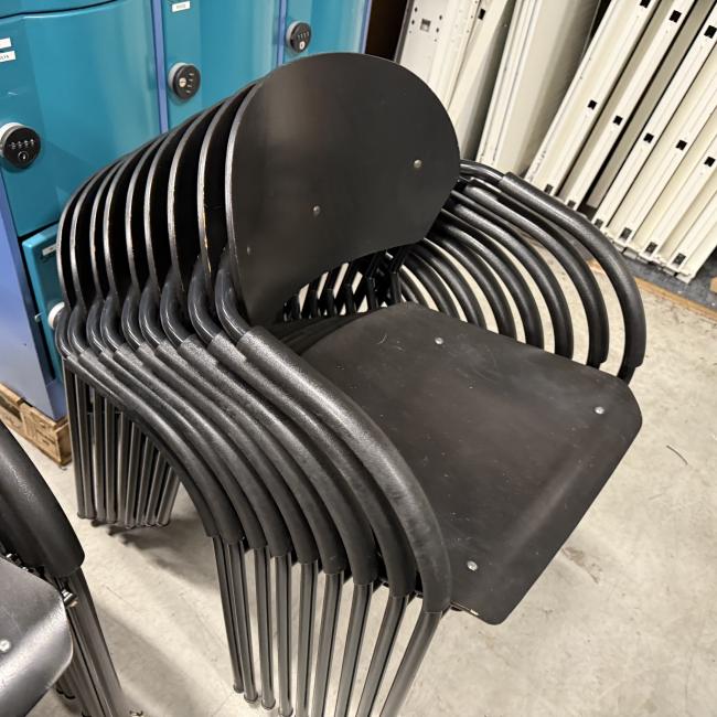  - partij VDS (van der  Sluis) stapelstoelen met stevig stalen frame met houten zit en rug met div gebruikssporen (119)