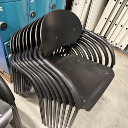  - partij VDS (van der  Sluis) stapelstoelen met stevig stalen frame met houten zit en rug met div gebruikssporen (119)