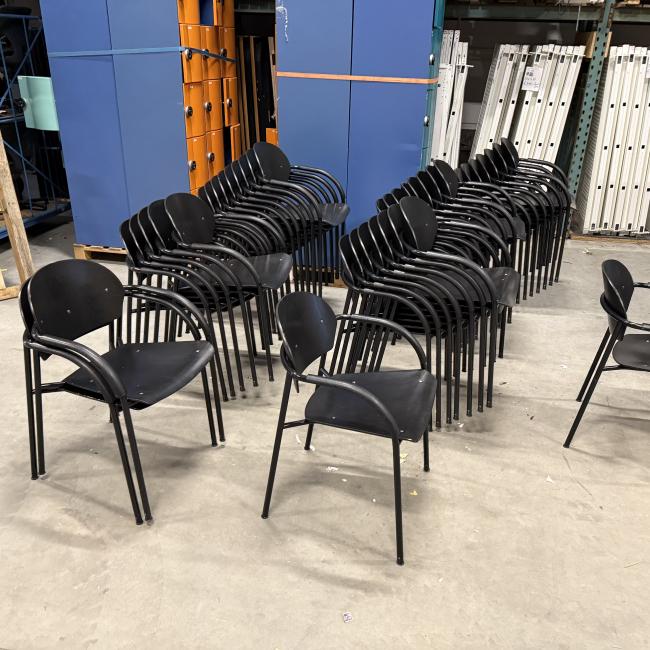  - partij VDS (van der  Sluis) stapelstoelen met stevig stalen frame met houten zit en rug met div gebruikssporen (124)