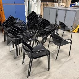  - partij VDS (van der  Sluis) stapelstoelen met stevig stalen frame met houten zit en rug met div gebruikssporen (126)