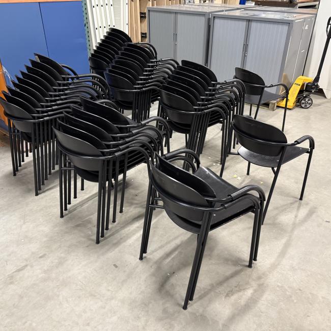  - partij VDS (van der  Sluis) stapelstoelen met stevig stalen frame met houten zit en rug met div gebruikssporen (127)