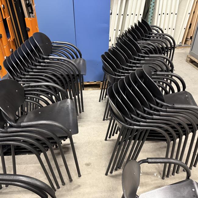  - partij VDS (van der  Sluis) stapelstoelen met stevig stalen frame met houten zit en rug met div gebruikssporen (129)