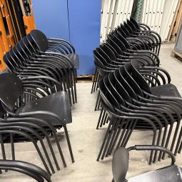  - partij VDS (van der  Sluis) stapelstoelen met stevig stalen frame met houten zit en rug met div gebruikssporen (129)