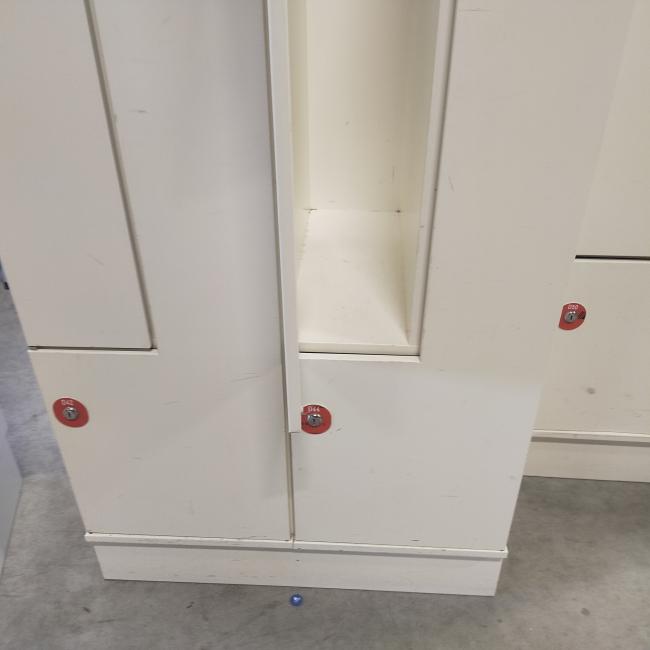  - partij Oostwoud witte metalen Z-lockerkasten kledinglockers 4-deurs 195x80x50 cm met nieuww sloten eurolocks (16)