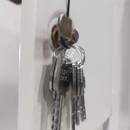  - partij Oostwoud witte metalen Z-lockerkasten kledinglockers 4-deurs 195x80x50 cm met nieuww sloten eurolocks (18)