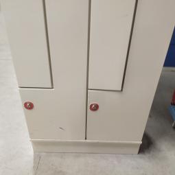  - partij Oostwoud witte metalen Z-lockerkasten kledinglockers 4-deurs 195x80x50 cm met nieuww sloten eurolocks (26)