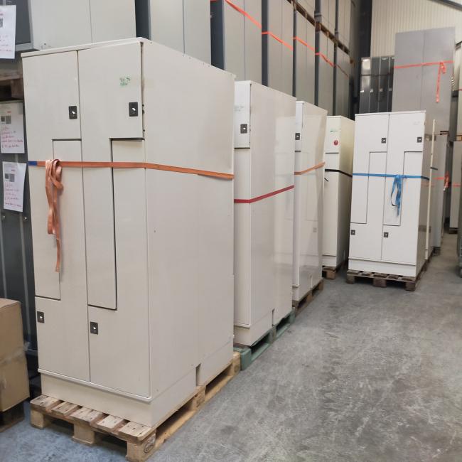  - partij Oostwoud witte metalen Z-lockerkasten kledinglockers 4-deurs 195x80x50 cm met nieuww sloten eurolocks (30)