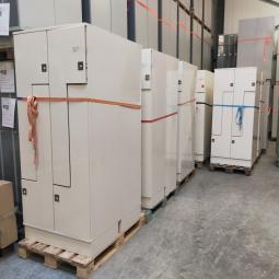  - partij Oostwoud witte metalen Z-lockerkasten kledinglockers 4-deurs 195x80x50 cm met nieuww sloten eurolocks (30)