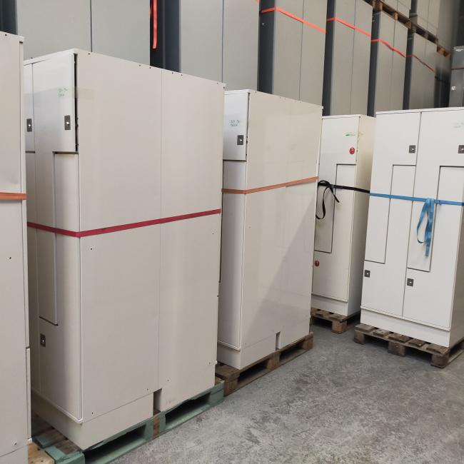  - partij Oostwoud witte metalen Z-lockerkasten kledinglockers 4-deurs 195x80x50 cm met nieuww sloten eurolocks (31)