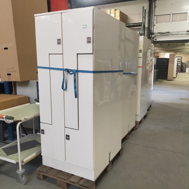  - partij Oostwoud witte metalen Z-lockerkasten kledinglockers 4-deurs 195x80x50 cm met nieuww sloten eurolocks (34)