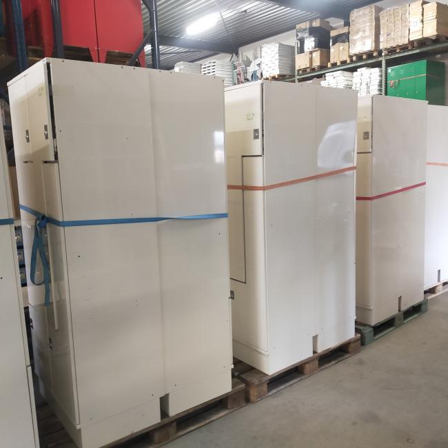  - partij Oostwoud witte metalen Z-lockerkasten kledinglockers 4-deurs 195x80x50 cm met nieuww sloten eurolocks (3)