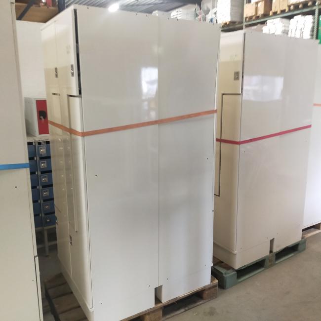  - partij Oostwoud witte metalen Z-lockerkasten kledinglockers 4-deurs 195x80x50 cm met nieuww sloten eurolocks (4)