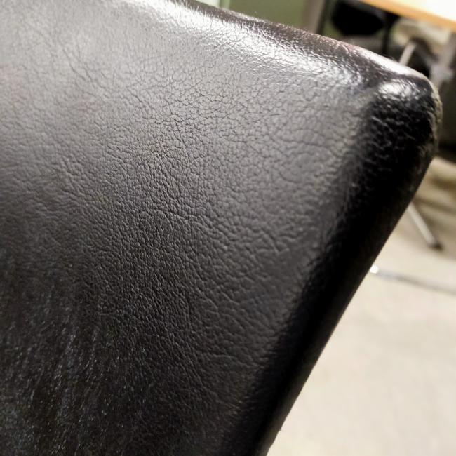  - partij goedkope sledestoelen eetkamerstoelen met zwart kunststleder bekleding (8)