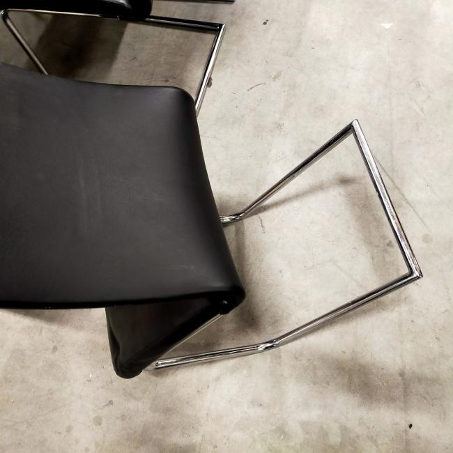  - partij goedkope sledestoelen eetkamerstoelen met zwart kunststleder bekleding (9)