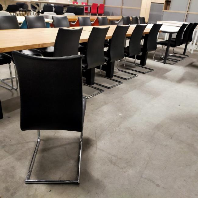  - partij goedkope sledestoelen eetkamerstoelen met zwart kunststleder bekleding (10)