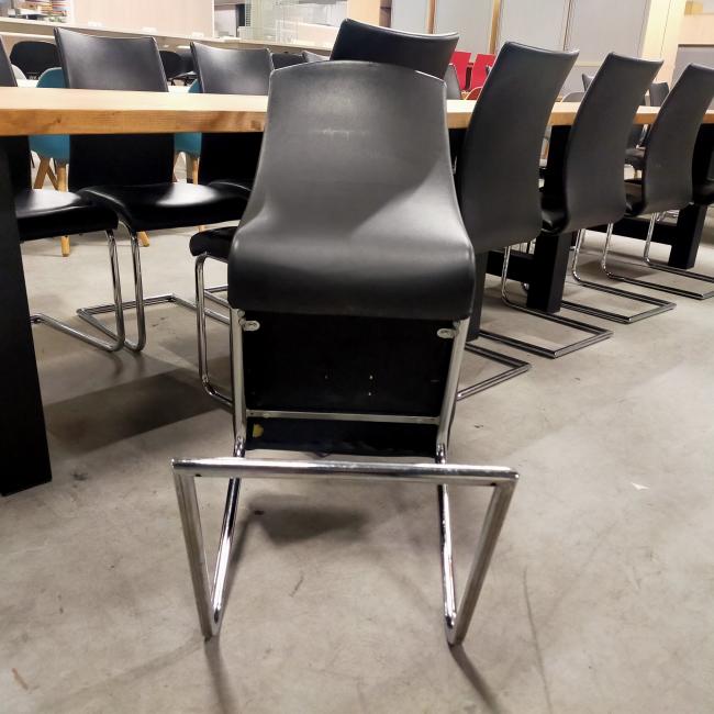  - partij goedkope sledestoelen eetkamerstoelen met zwart kunststleder bekleding (12)