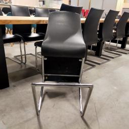  - partij goedkope sledestoelen eetkamerstoelen met zwart kunststleder bekleding (12)