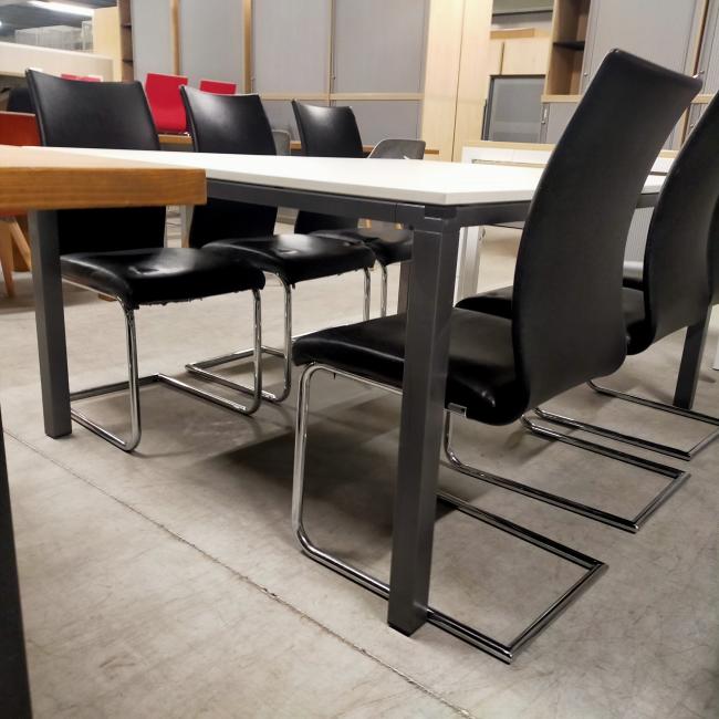  - partij goedkope sledestoelen eetkamerstoelen met zwart kunststleder bekleding (16)