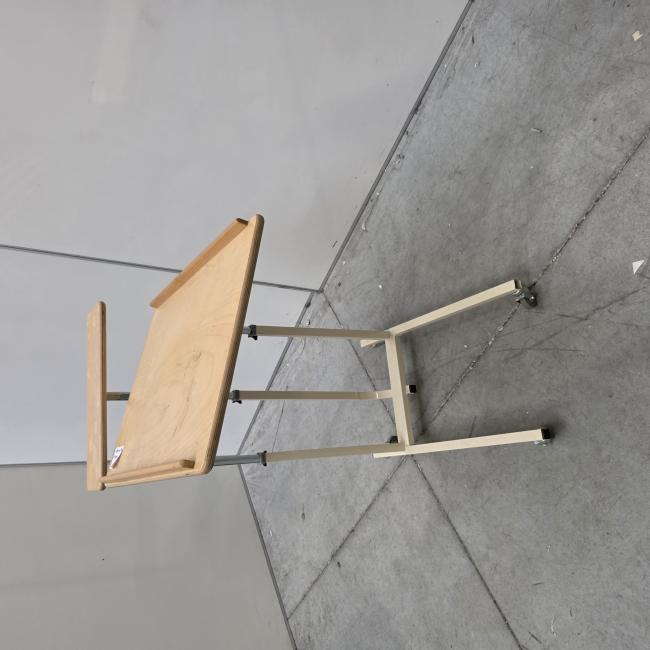  - bedtafel  rolstoel tafel afm 60x46 cm hoogte instelbaar van 65-106 cm tevens kantelbaar  (1)