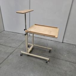 - bedtafel  rolstoel tafel afm 60x46 cm hoogte instelbaar van 65-106 cm tevens kantelbaar  (2)