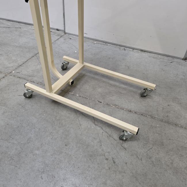  - bedtafel  rolstoel tafel afm 60x46 cm hoogte instelbaar van 65-106 cm tevens kantelbaar  (4)