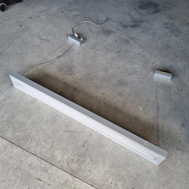  - hang tl lamp voor boven bureau afm 125x15x4,5 cm  75 cm kabel 28 watt (1)