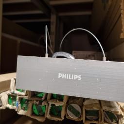  - hang tl lamp voor boven bureau afm 125x15x4,5 cm  75 cm kabel 28 watt (2)