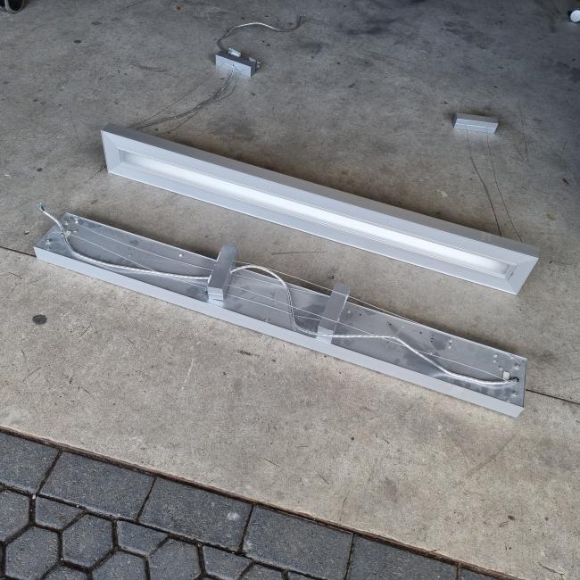  - hang tl lamp voor boven bureau afm 125x15x4,5 cm  75 cm kabel 28 watt (3)