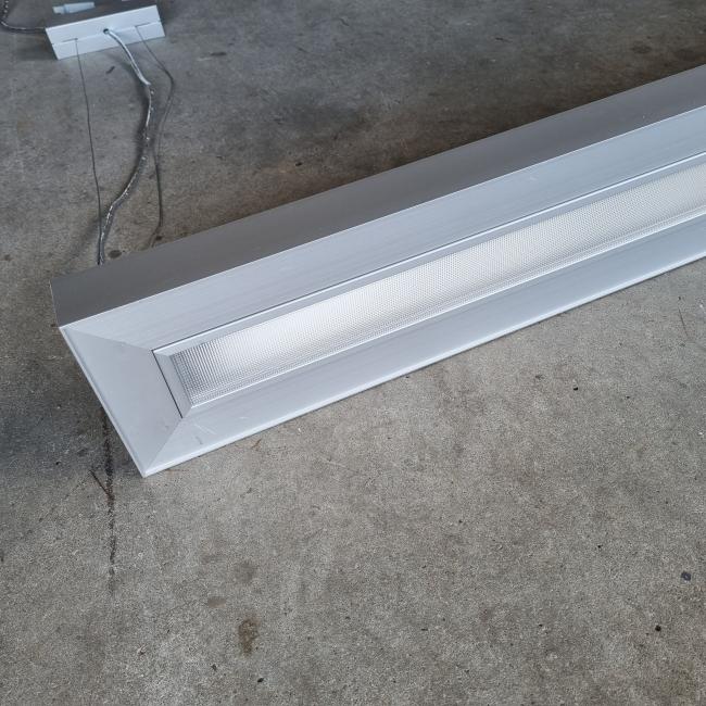  - hang tl lamp voor boven bureau afm 125x15x4,5 cm  75 cm kabel 28 watt (7)