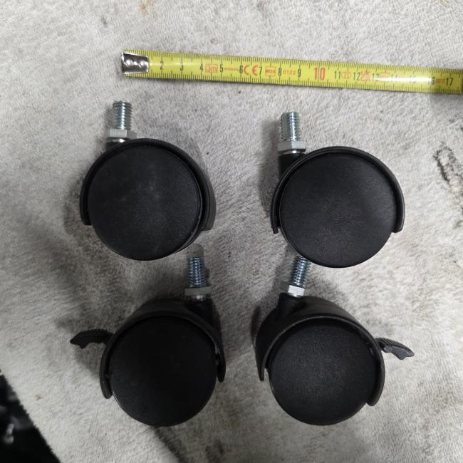  - partij kunststof zwenkwielen met schroefpen M10 (3)