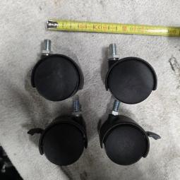  - partij kunststof zwenkwielen met schroefpen M10 (3)