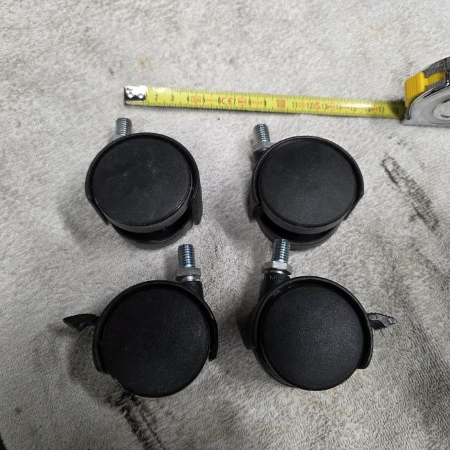  - partij kunststof zwenkwielen met schroefpen M10 (2)