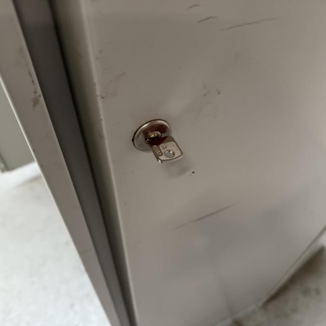  - 1x grijs 2-deurs ahrend werkplaats (12)