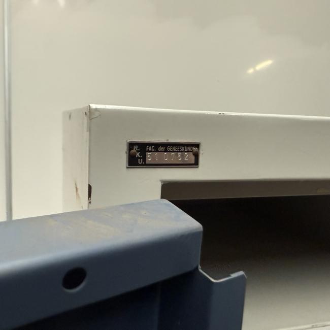  - ahrend zware degelijke stalen kast met heel veel schappen vakken (7)