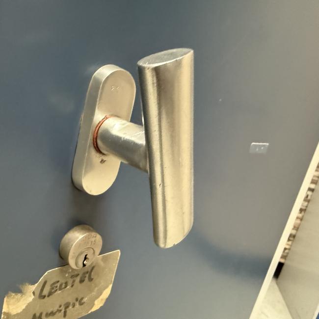  - ahrend zware degelijke stalen kast met heel veel schappen vakken (10)