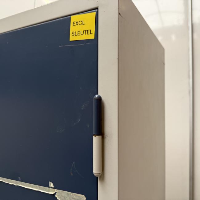  - ahrend zware degelijke stalen kast met heel veel schappen vakken (12)