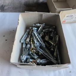  - 37 stuks stalen pluggen voor holle ruimte wand M8x60 (1)
