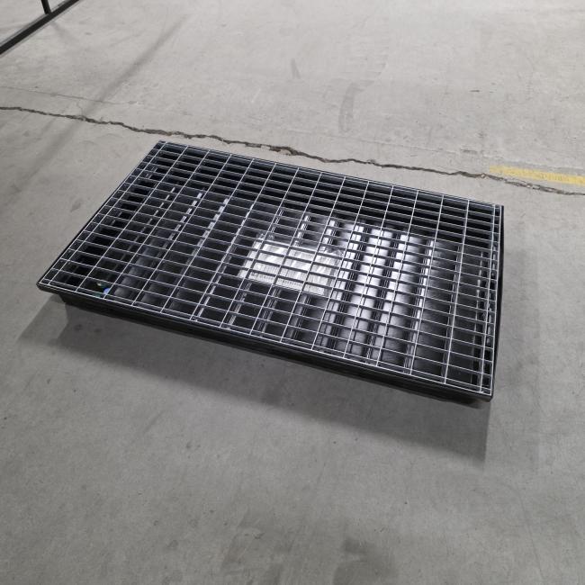  -  kunststof lekbak met gegalvaniseerd stalen rooster afm 100x60x8,5 cm   (1)
