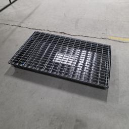  -  kunststof lekbak met gegalvaniseerd stalen rooster afm 100x60x8,5 cm   (1)