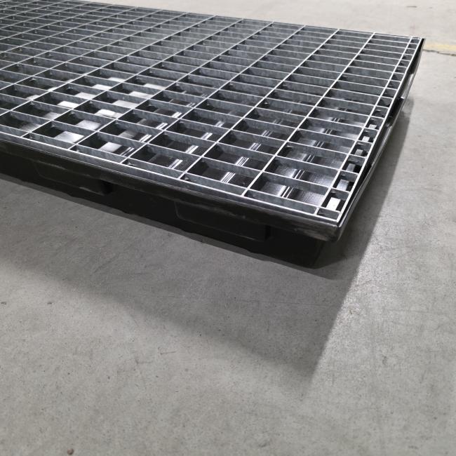  -  kunststof lekbak met gegalvaniseerd stalen rooster afm 100x60x8,5 cm   (3)