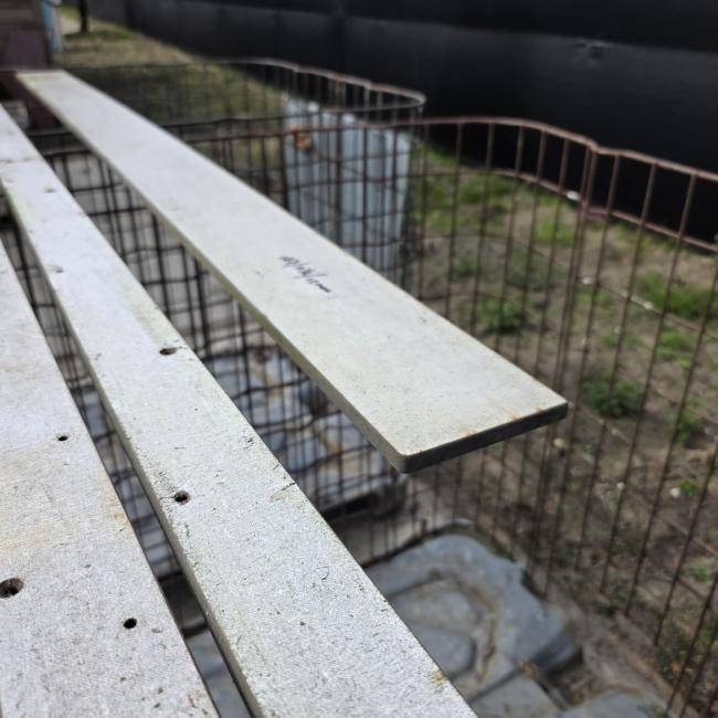  - 4x trespa strook afm 220x5,5x2 cm  en 1x 187x11,5  12 mm dik  (6)