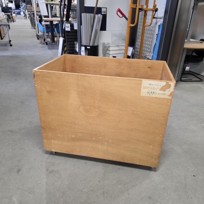  - houten kist op zwenkwielen afm 104x64x75 hoog  (1)