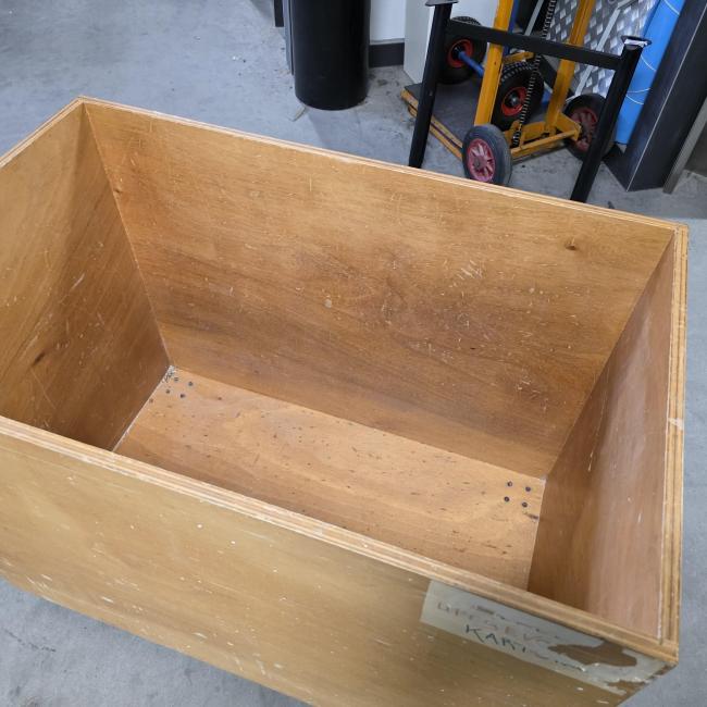  - houten kist op zwenkwielen afm 104x64x75 hoog  (2)