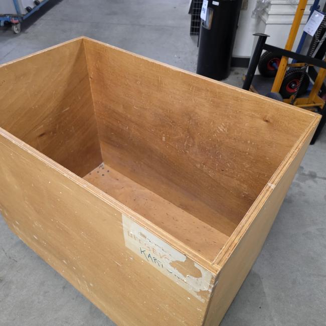  - houten kist op zwenkwielen afm 104x64x75 hoog  (5)