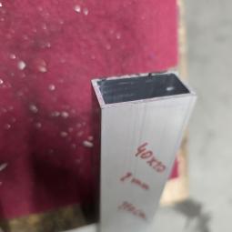  - 2x aluminium profiel geleider afm 220x4x2 cm dikte 2 mm (2)