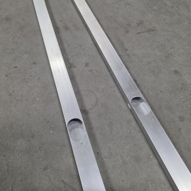  - 2x aluminium profiel geleider afm 220x4x2 cm dikte 2 mm (1)
