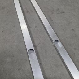  - 2x aluminium profiel geleider afm 220x4x2 cm dikte 2 mm (1)