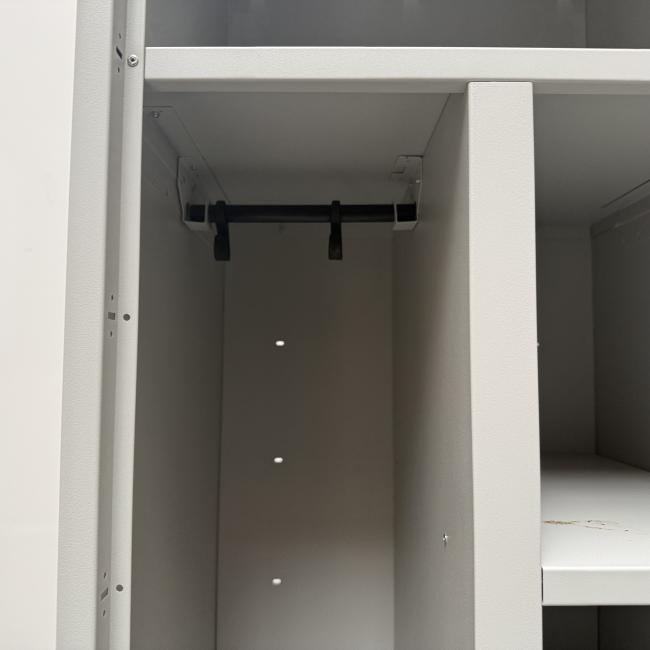  - partij 1-deurs lichtgrijze mealen lockerkasten hang-leg met schappen (11)